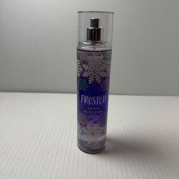 Bath And Body Works FROSTED SNOW BLOSSOM Originals 8 oz Fragrance Spray NEW - Picture 3 of 5
